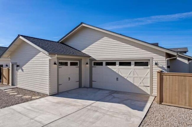 Building Photo - Gorgeous Single Level Home with Mountain V...