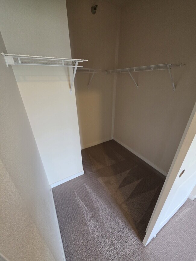 Building Photo - 2 Bedroom | 1 Bathroom 3rd Floor Apartment Available RIGHT NOW!