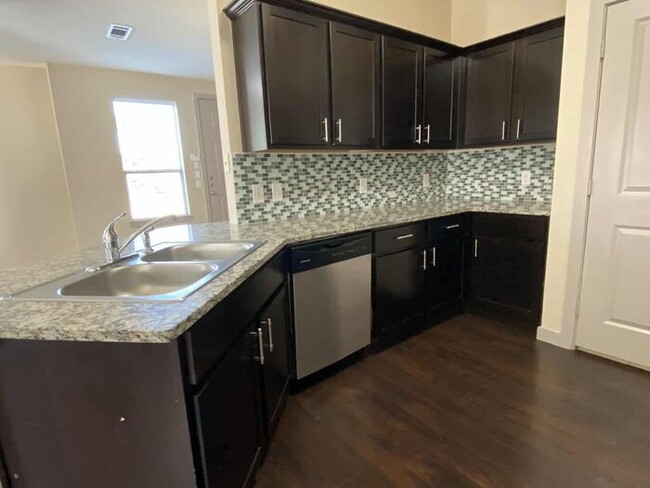 Building Photo - Beautiful Townhome For Rent In Hurst!