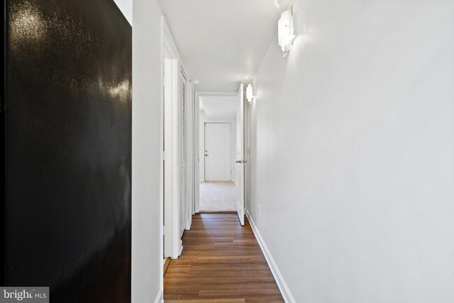 Building Photo - 307 8th St NE