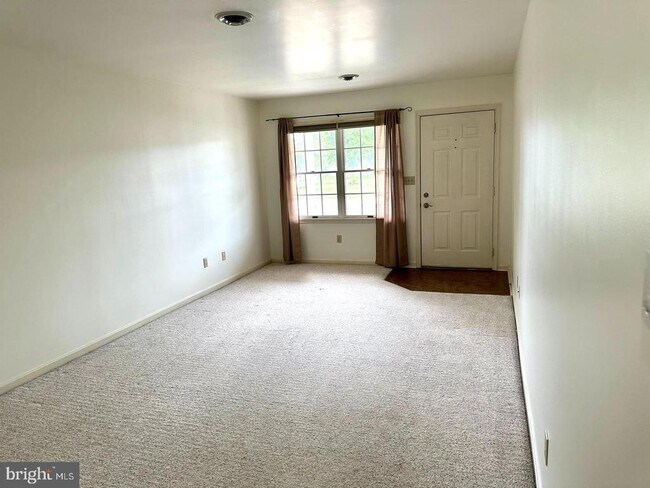 Building Photo - 2363 McCleary Dr