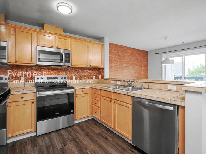 Building Photo - 1698 25th Pl NE