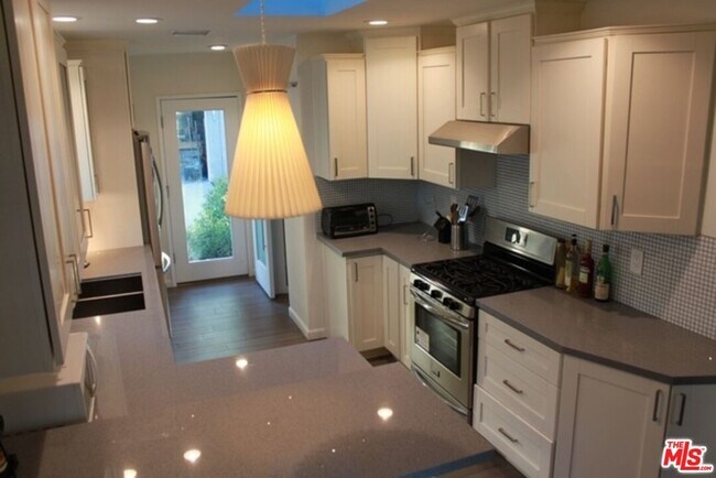 Building Photo - 7311 Dunfield Ave