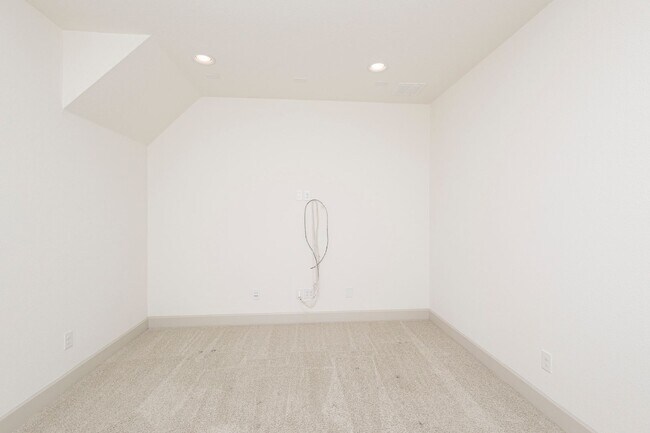 Building Photo - This house offers beautiful open floor plan with high ceilings and lots of natural light.