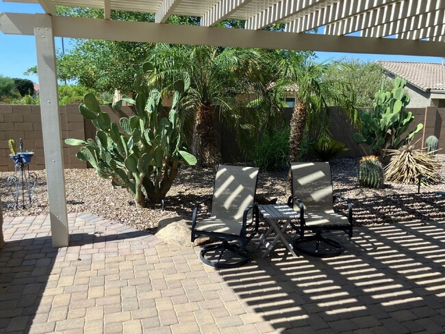 Building Photo - Charming, fully furnished, single-story re...