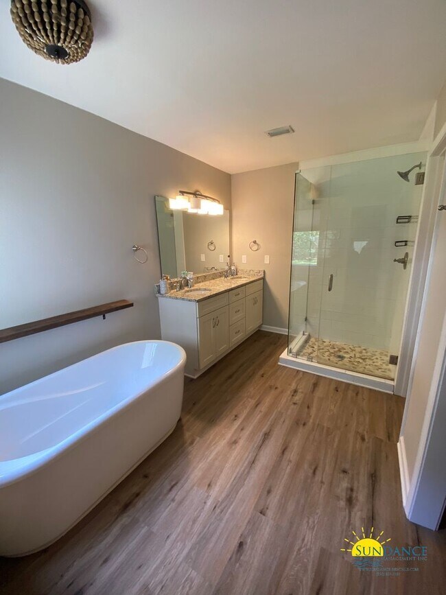 Building Photo - Spacious 3-Bedroom Home in Mary Esther Nea...