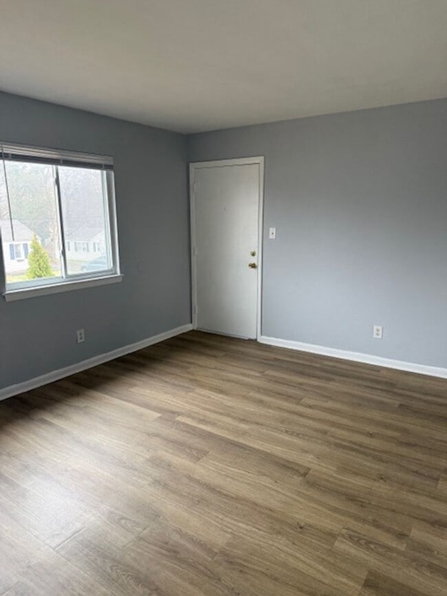 Building Photo - An Adorable two bedroom is move in ready!