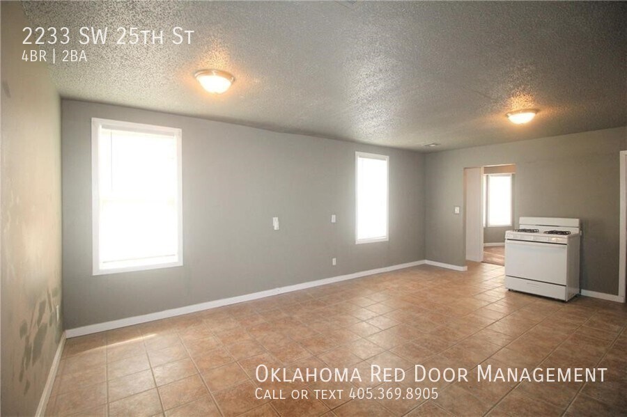 Building Photo - 2233 SW 25th St