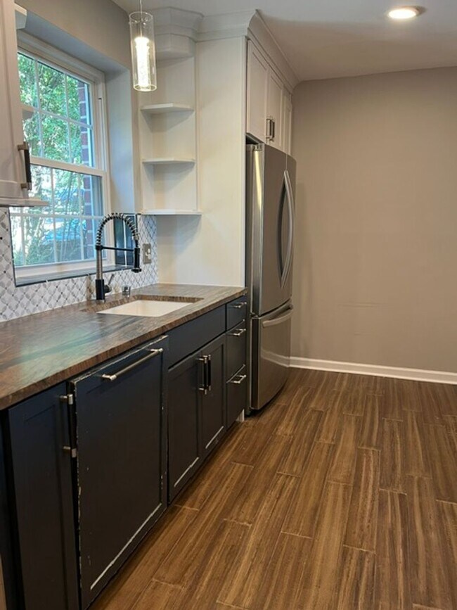 Building Photo - Stylish and updated 3BR 2 BA in superb location!