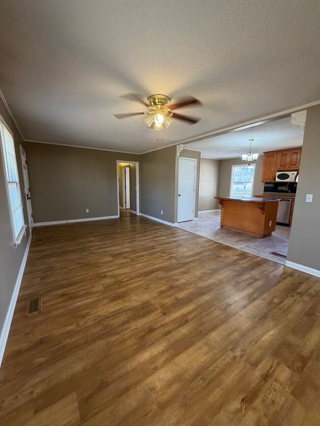 Building Photo - 1,640 Sq Ft | 4 Bed | 2 Bath