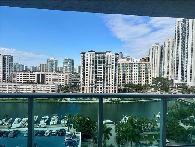 Building Photo - 100 Bayview Dr