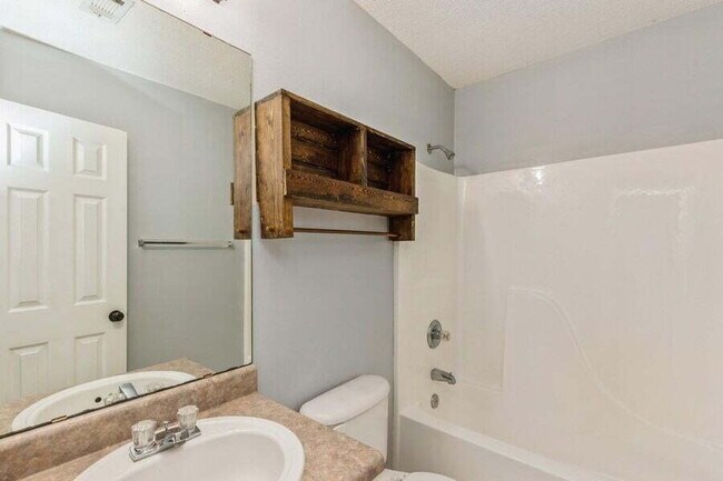 Building Photo - Exquisitely Renovated End Unit Townhome Ju...