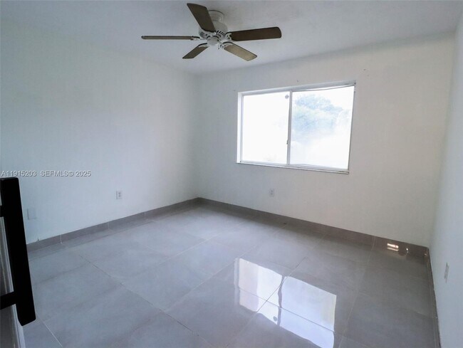 Building Photo - 14010 NE 3rd Ct