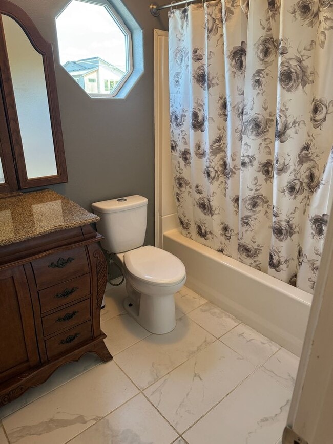 Building Photo - Unique, spacious 5-bdrm/3-bath Craftsman w...