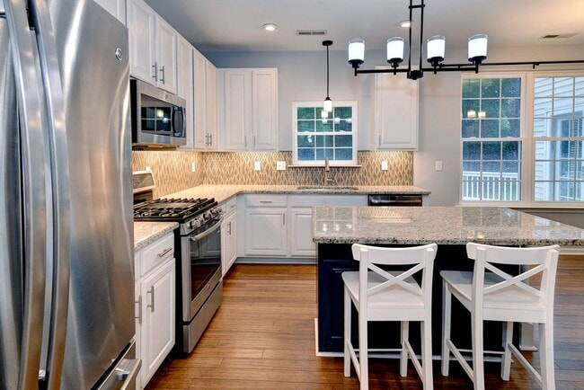 Building Photo - Spacious Home on Wooded Lot!