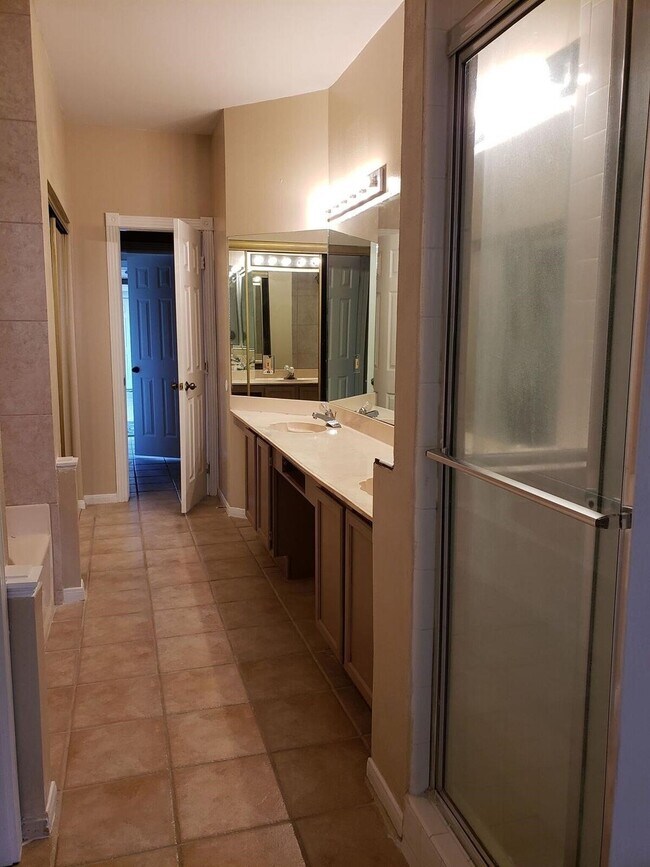 Building Photo - 6649 Queensclub Dr