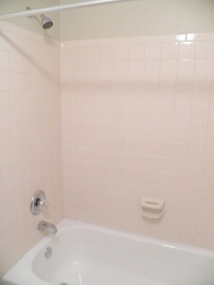 Building Photo - 9402 Lonsdale Ct