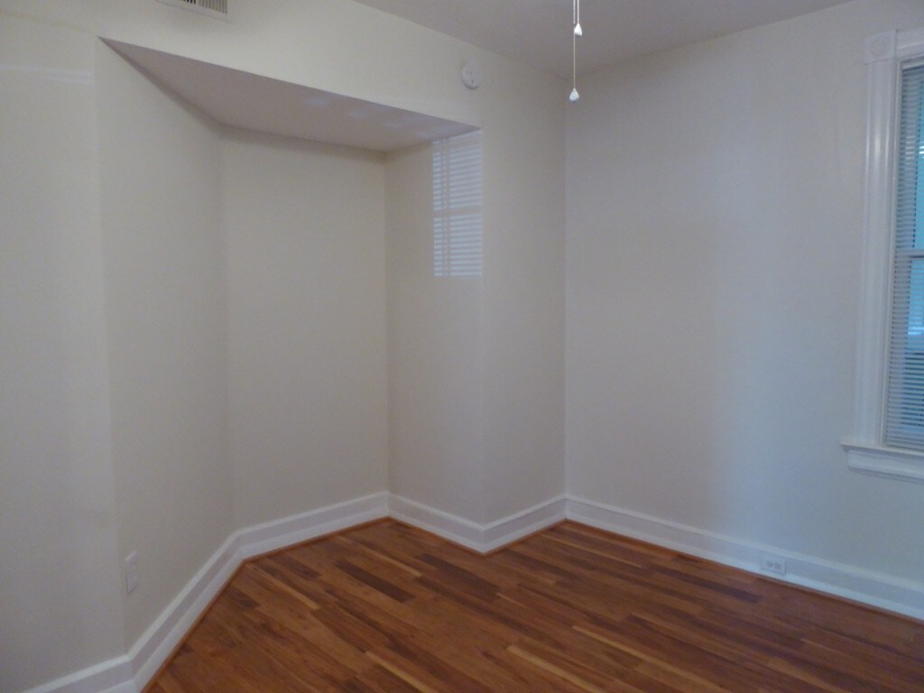 Building Photo - 527 9th St NE