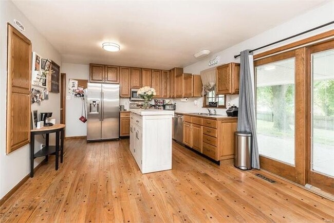 Building Photo - Fantastic 3bd/3ba home! Coming soon!