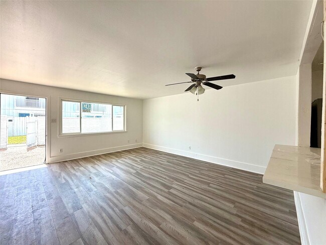 Building Photo - 5506 Beverly Hill St