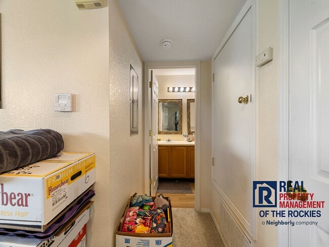 Building Photo - Charming 1-Bedroom Oasis with Vaulted Ceil...