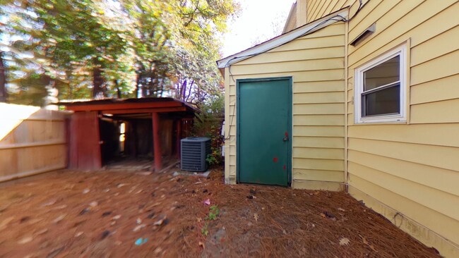 Building Photo - 3 Bedroom Town Home Near Mary Immaculate F...