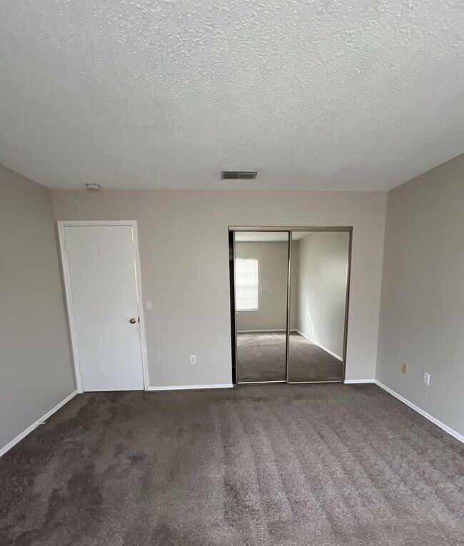 Building Photo - 319 Oak Track Dr