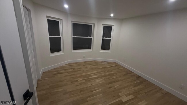 Building Photo - 616 Park Ave