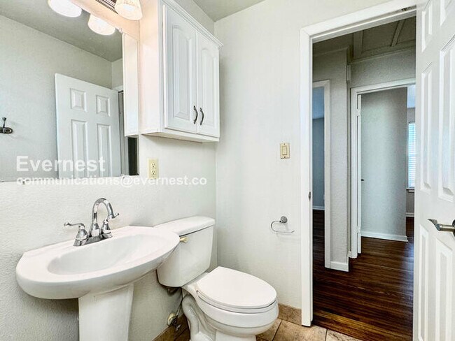 Building Photo - PROMO: Get HALF month’s rent free when you sign the lease TODAY! / 3 Bed, 1 Bath Home with Fenced...