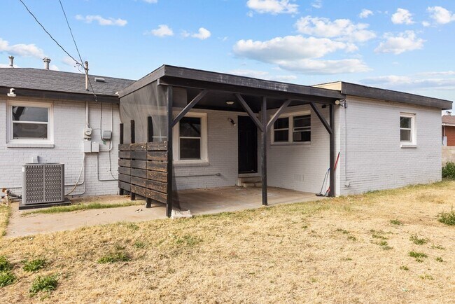 Building Photo - 1308 Laurel Ave