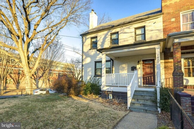 Building Photo - 1900 Q St SE