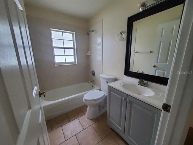 Building Photo - 10 Wayler Pl