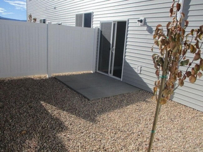 Building Photo - 3 bed - 2.5 bath - Newer town home living ...