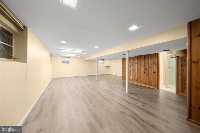 Building Photo - 877 N Nottingham St