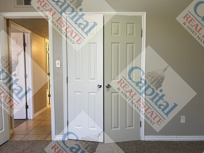 Building Photo - Charming 3 Bedroom