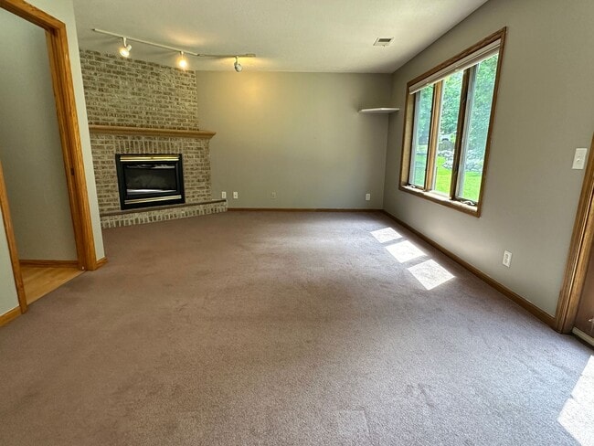 Building Photo - Maple Grove Single Family Home, Office, Fa...
