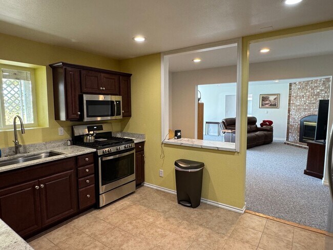 Building Photo - Fully Furnished Duplex ALL UTILITIES INCLUDED