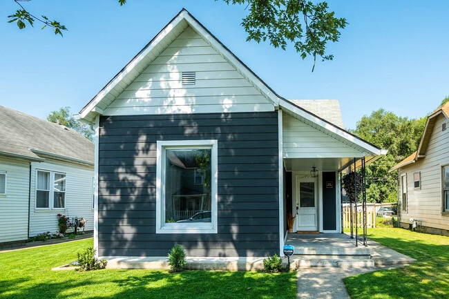 Building Photo - 844 River Ave