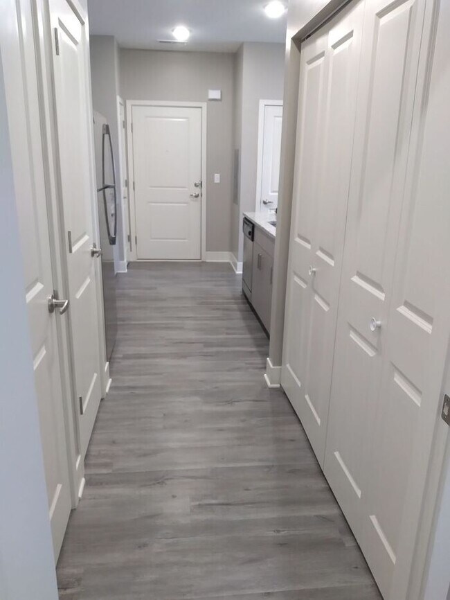 Building Photo - 2 Bedroom Luxury Apartment in the Northland of KCMO