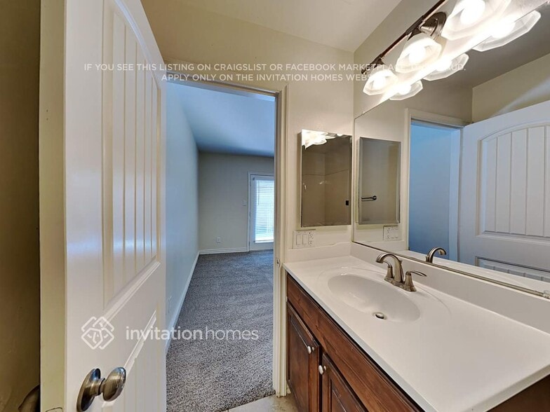 Building Photo - 2315 W Paradise Dr