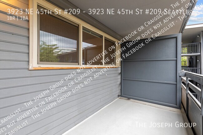 Building Photo - 3923 NE 45th St