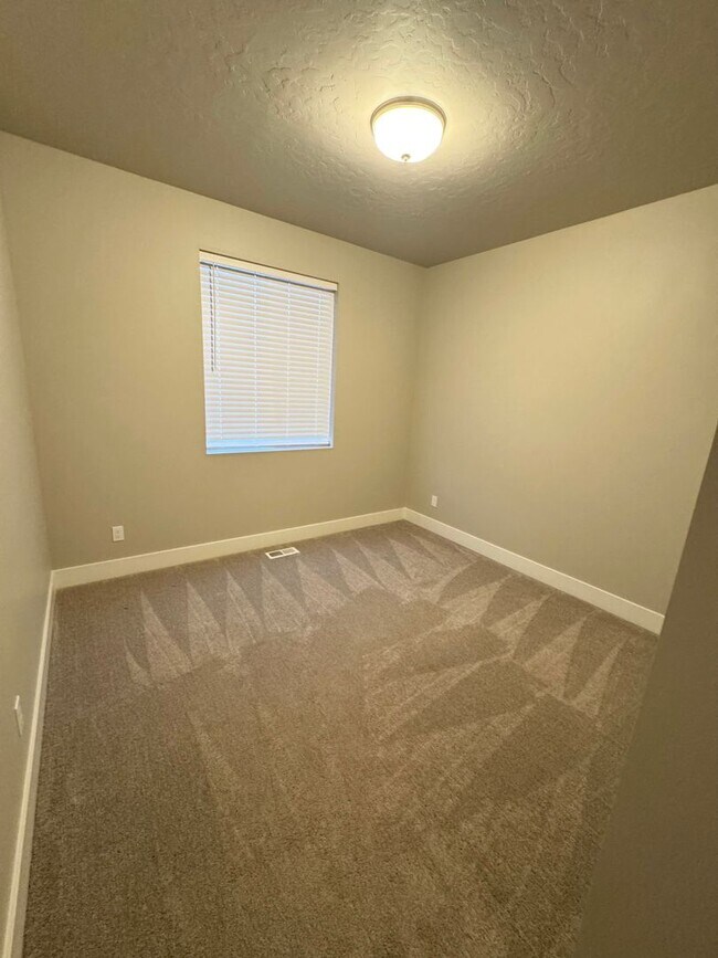 Building Photo - Beautiful Newer Built 3-Bedroom, 2 bath Home in Meadows at West Highlands