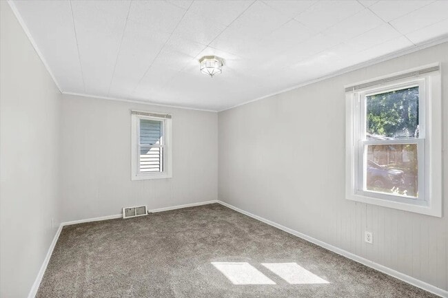 Building Photo - 928 8th Ave S