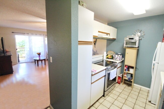 Building Photo - Upper Level- Unfurnished Kihei Villages Condo - 2 Bed 2 Bath - 1 Parking Space