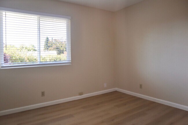 Building Photo - Splendid 3-bedroom home + Bonus Loft located in Fremont! – New flooring!