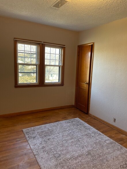 Building Photo - 551 7th St W