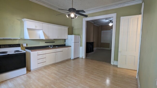 Building Photo - 346 S Rose St