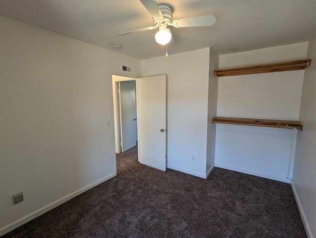 Building Photo - 3 Bedroom 2.5 Bathroom Two Story Townhome in Spring Valley