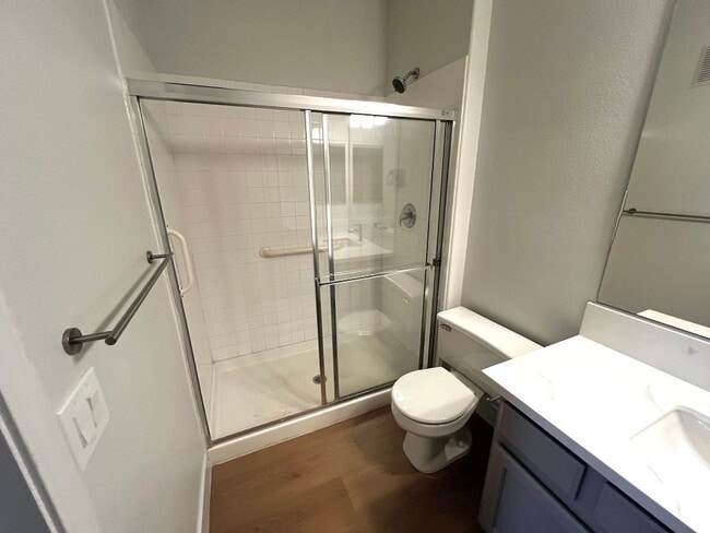 Building Photo - 3 bedroom/ 2 bath condo A Must See