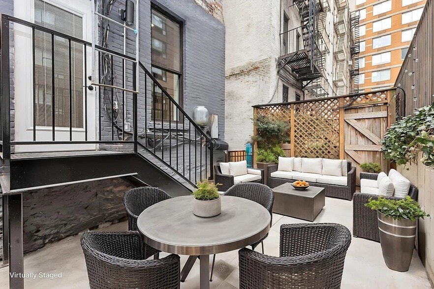 Building Photo - 453 W 48th St